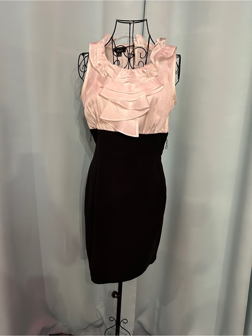Sleeveless Ruffle Two-Tone Sheath Dress - White and Black